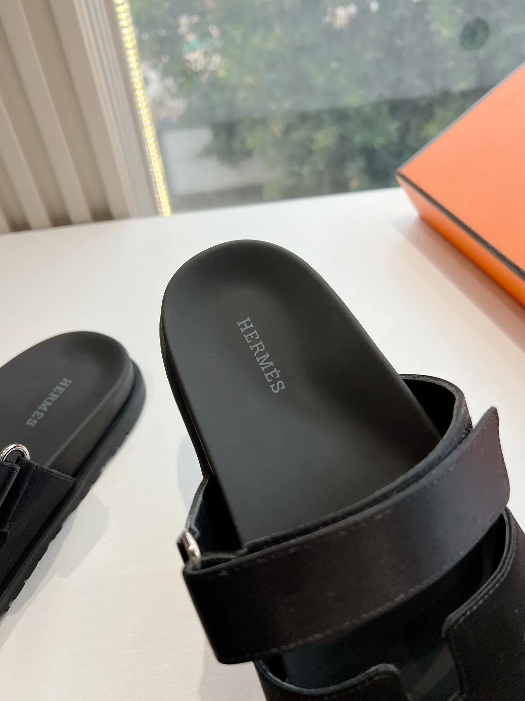 👟👟Ex-factory price 440👟👟 (Top version) H family 2024 spring and summer new style HERMES Hermes' recently popular couple's shoes, pig nose angle sandals and slippers, paired with various colorful socks, very trendy. Upper lining: imported original leather. Outsole: non-slip and wear-resistant outsole. Size: female 35-42 (40/42 non-returnable and non-exchangeable) Men’s size: 39-45 (45 is non-refundable and non-exchangeable)